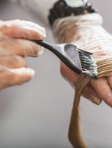Zmena farby vlasov z blond na hnedú? Naše rady ti pomôžu s výberom!