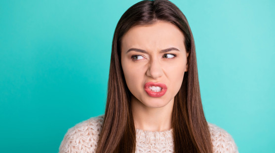 Ako spoznať, že ti niekto závidí? Toto je 9 jasných znakov závistlivej osoby