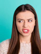 Ako spoznať, že ti niekto závidí? Toto je 9 jasných znakov závistlivej osoby