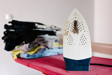 Pripálená žehlička? Takto ju bezproblémovo vyčistíš!