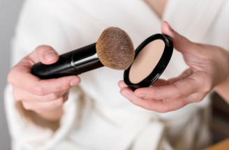 Púder na tvár je skvelý pomocník. Tieto chyby pri jeho používaní však kazia tvoj make-up!