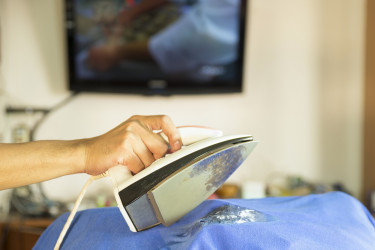 Ako vyčistiť pripálenú žehličku? Pomôže ti jedna lacná ingrediencia!