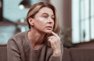 Keď sa dom utiší a hlava sa rozbehne: Prečo ženy večer najviac premýšľajú?