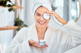 Pozoruješ na pleti týchto 7 znakov? Potom je pravdepodobne čas zmeniť skincare rutinu!