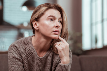 Keď sa dom utiší a hlava sa rozbehne: Prečo ženy večer najviac premýšľajú?