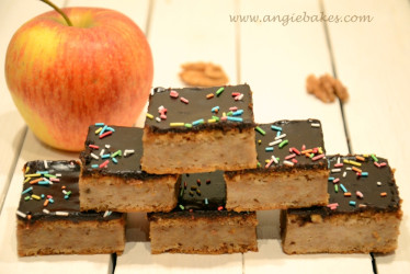 Angie pečie: Jablkovo-orechový koláč