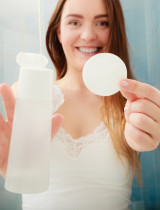 Čo je micelárna voda, ako pracuje a postačí ti na odlíčenie?