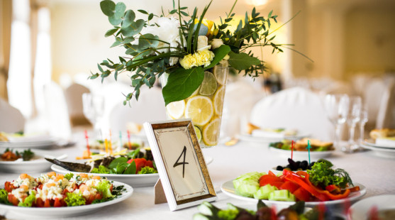 Vegánske svadobné menu bez obáv: Ako nasýtiť hostí a zachovať atmosféru?