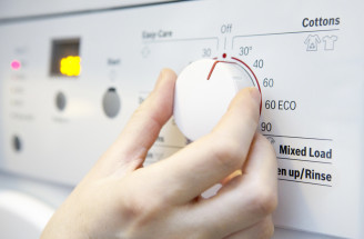 8 vecí, ktoré sa rozhodne neoplatí prať pri nízkych teplotách – robíš to aj ty?