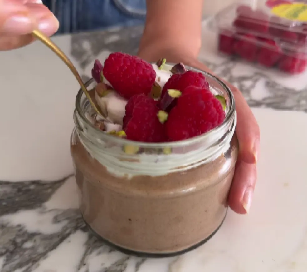 Kakaový mixovaný chia puding s malinami