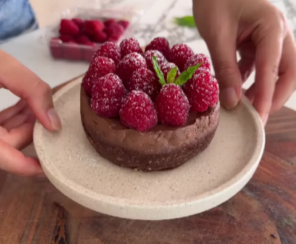 Mini nepečený čokoládový tart s malinami