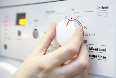 8 vecí, ktoré sa rozhodne neoplatí prať pri nízkych teplotách – robíš to aj ty?