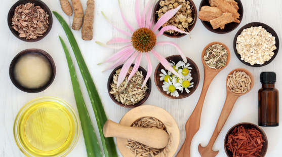 Bylinková kúra pre mastnú pokožku – triky pre pleť s veľkými pórmi a sklonom k akné