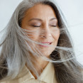 Starnutie vplýva nielen na pleť. Takto sa menia vaše vlasy s pribúdajúcim vekom