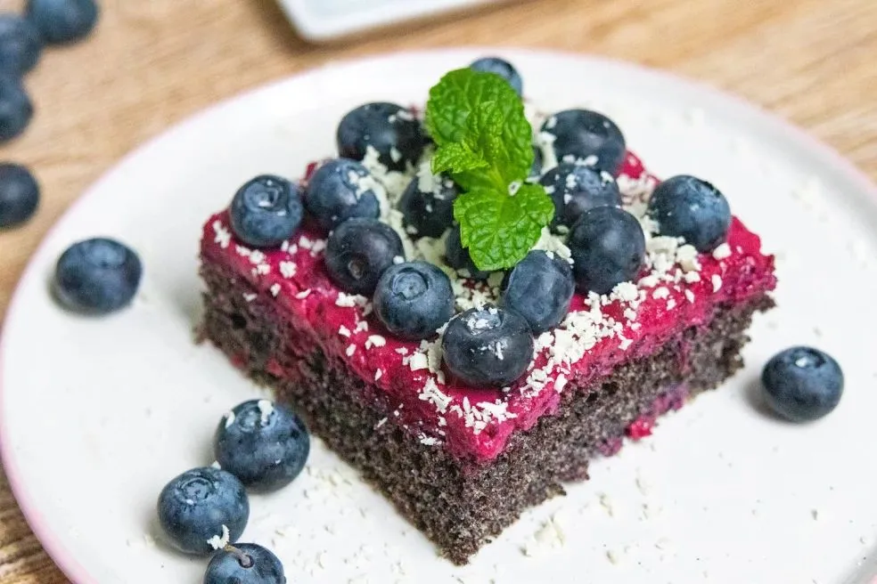 makový koláč s mascarpone a ovocím