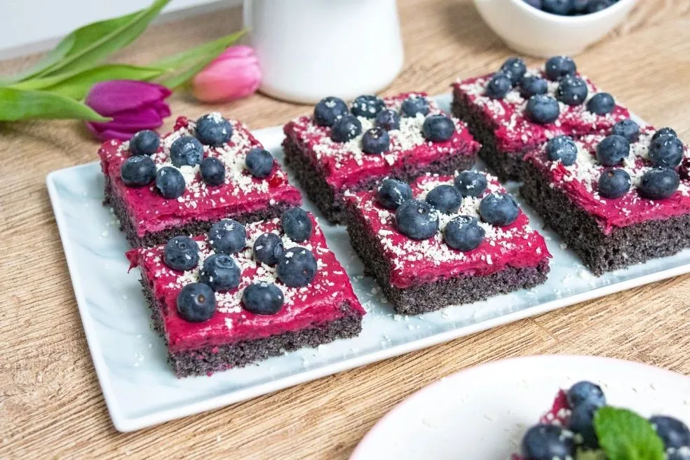 Makový koláč s mascarpone a lesným ovocím