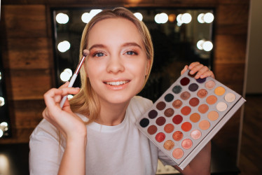 11 chýb pri aplikácii očných tieňov, kvôli ktorým tvoje líčenie nevyzerá dobre – robíš ich aj ty?