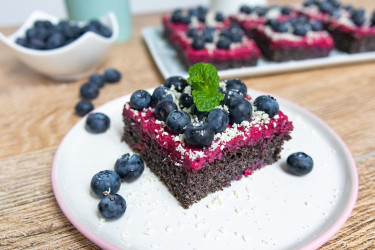 Makový koláč s mascarpone a lesným ovocím: Šťavnatý recept krok za krokom