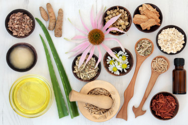 Bylinková kúra pre mastnú pokožku – triky pre pleť s veľkými pórmi a sklonom k akné