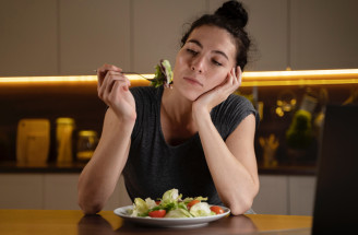 Môže vás osamelosť priviesť k poruche príjmu potravy? Odborníci varujú pred tichým rizikom