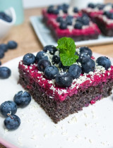 Makový koláč s mascarpone a lesným ovocím: Šťavnatý recept krok za krokom