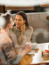 Randíte s kópiou otca? Psychológovia vysvetľujú, prečo vás priťahuje to, čo vás zraňovalo