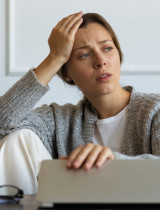 Máte 30 a stále nemáte deti ani byt? Psychický tlak na mladých ľudí, o ktorom sa nehovorí