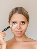 Tajomstvo profesionálneho líčenia? Tieto make-up triky dokážu vymazať kruhy pod očami za pár sekúnd