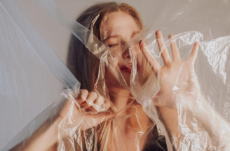 Polyesterová pravda, o ktorej ste netušili: Ako sa plast z nášho šatníka dostáva do nášho tela?