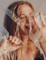 Polyesterová pravda, o ktorej ste netušili: Ako sa plast z nášho šatníka dostáva do nášho tela?