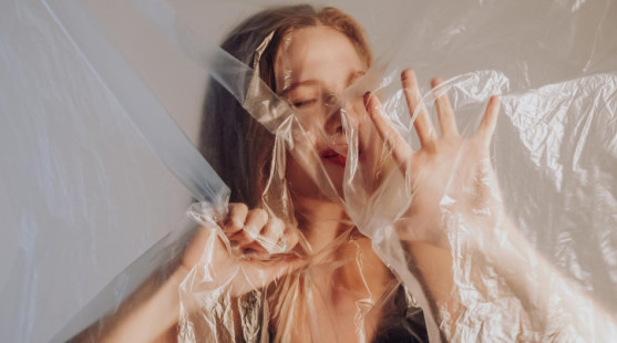 Polyesterová pravda, o ktorej ste netušili: Ako sa plast z nášho šatníka dostáva do nášho tela?