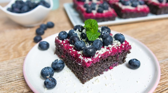 Makový koláč s mascarpone a lesným ovocím: Šťavnatý recept krok za krokom