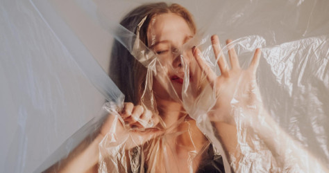 Polyesterová pravda, o ktorej ste netušili: Ako sa plast z nášho šatníka dostáva do nášho tela?