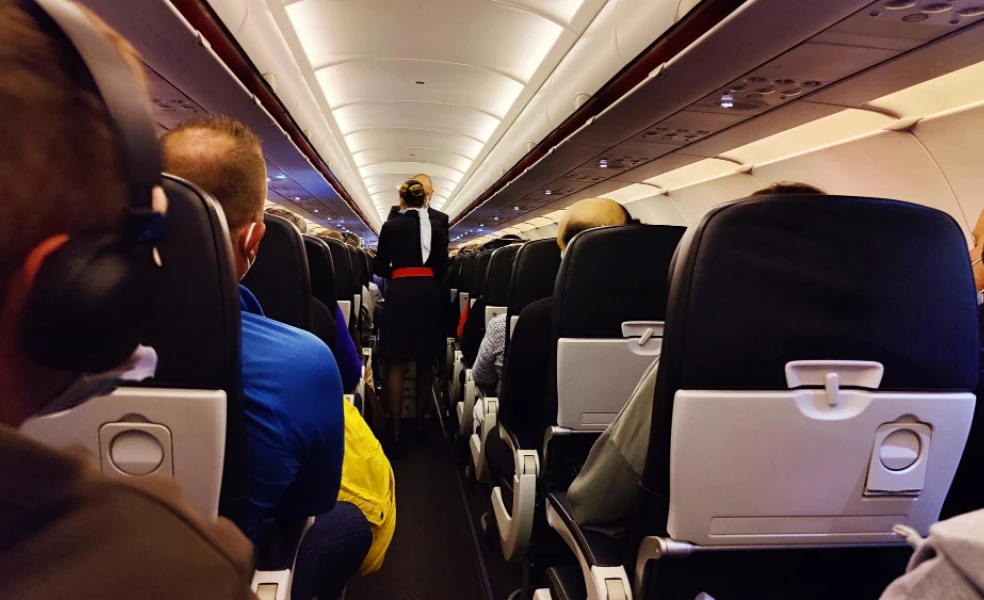 čo nerobiť počas letu lietadlom