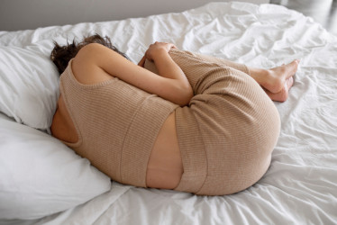 Ovulačná bolesť: Čo ju spôsobuje, ako ju rozpoznať a kedy už nie je normálna