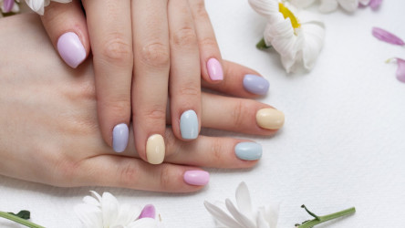 Letná pastelová manikúra: Cool trendy, ktoré oslovia mladšie i staršie