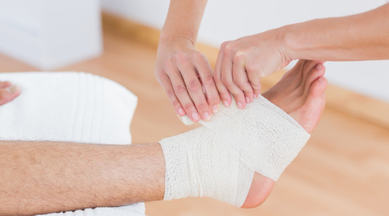 Recept na octanový obklad na nohu či ruku – rýchla pomoc pri opuchoch a pomliaždeninách