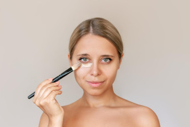 Tajomstvo profesionálneho líčenia? Tieto make-up triky dokážu vymazať kruhy pod očami za pár sekúnd