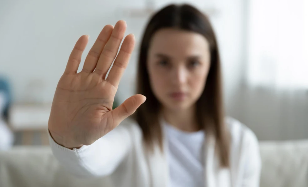 blízky odmieta pomoc ako hovoriť bez nátlaku