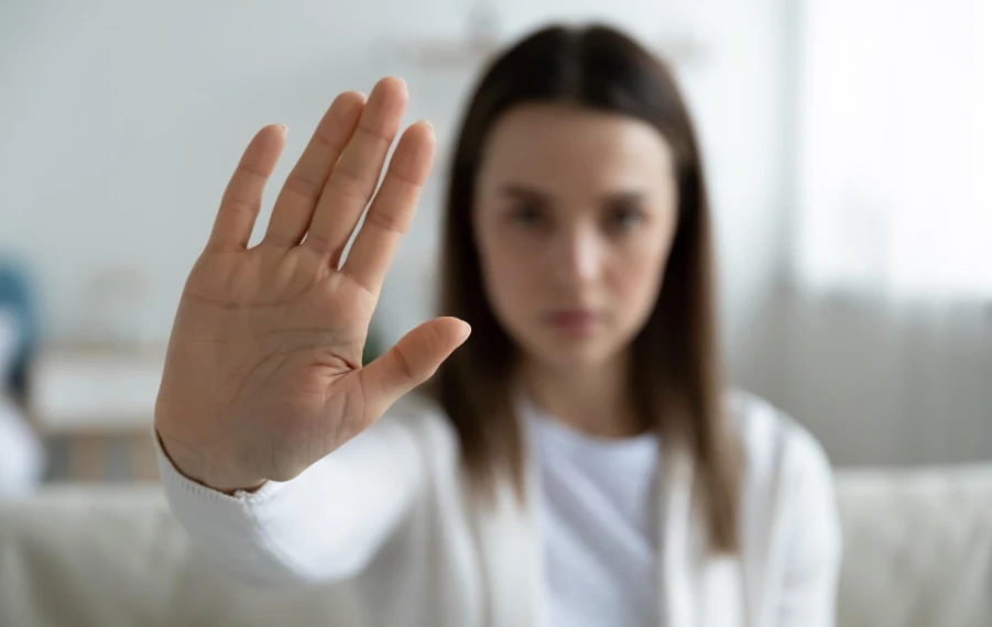 blízky odmieta pomoc ako hovoriť bez nátlaku