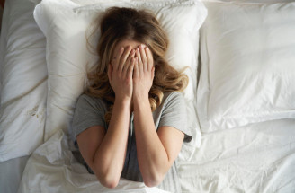 Prečo sa mi pred spaním rozbiehajú myšlienky? 7 dôvodov plus riešenia