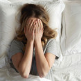 Prečo sa mi pred spaním rozbiehajú myšlienky? 7 dôvodov plus riešenia