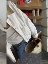 Biela bunda je hit leta 2026: 6 outfitov, ktoré budete chcieť nosiť každý deň