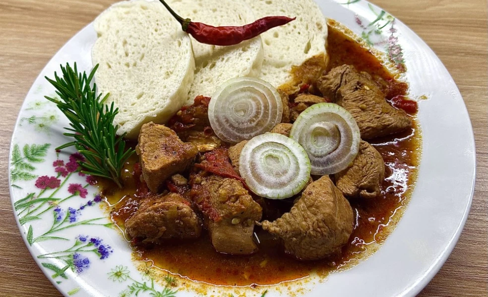 morčací guláš s hustou omáčkou a kúskami mäsa