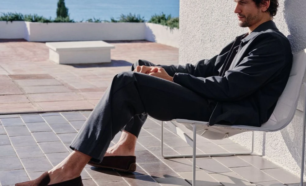 outfit so svetrom kombinácia džínsov a kabáta