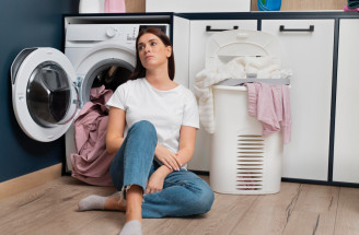 Prečo práčka zapácha, aj keď ju čistíte? Skutočné dôvody a riešenia