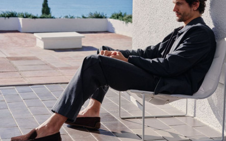 outfit so svetrom kombinácia džínsov a kabáta