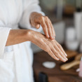 Prečo máte stále suché ruky? Skryté príčiny a riešenia, ktoré fungujú