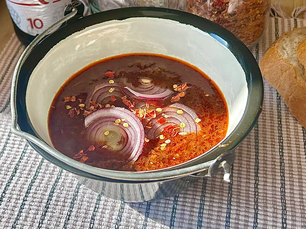 servírovanie kotlíkového guláša