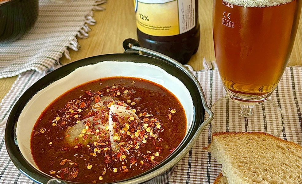 kotlíkový guláš varenie vonku pri ohni